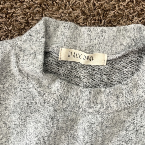 3/4 sleeve puff sweater - Picture 2 of 4